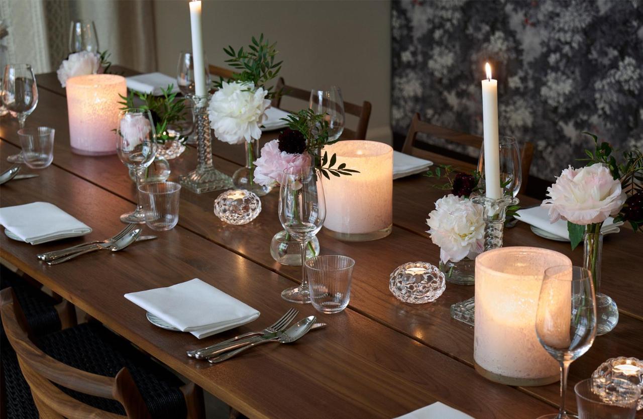 Villa Dagmar Stockholm Bagian luar foto A table set for a dinner party