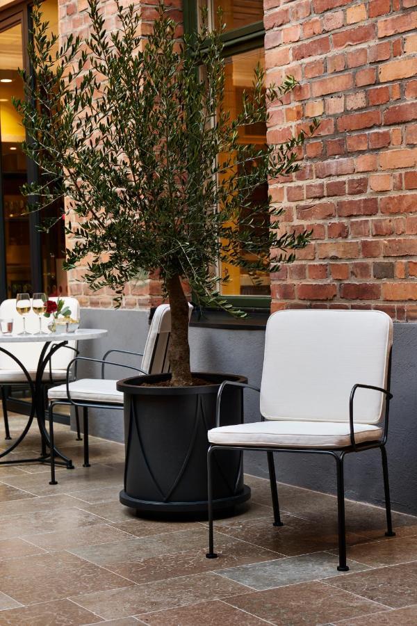 Villa Dagmar Stockholm Bagian luar foto A patio with a small olive tree