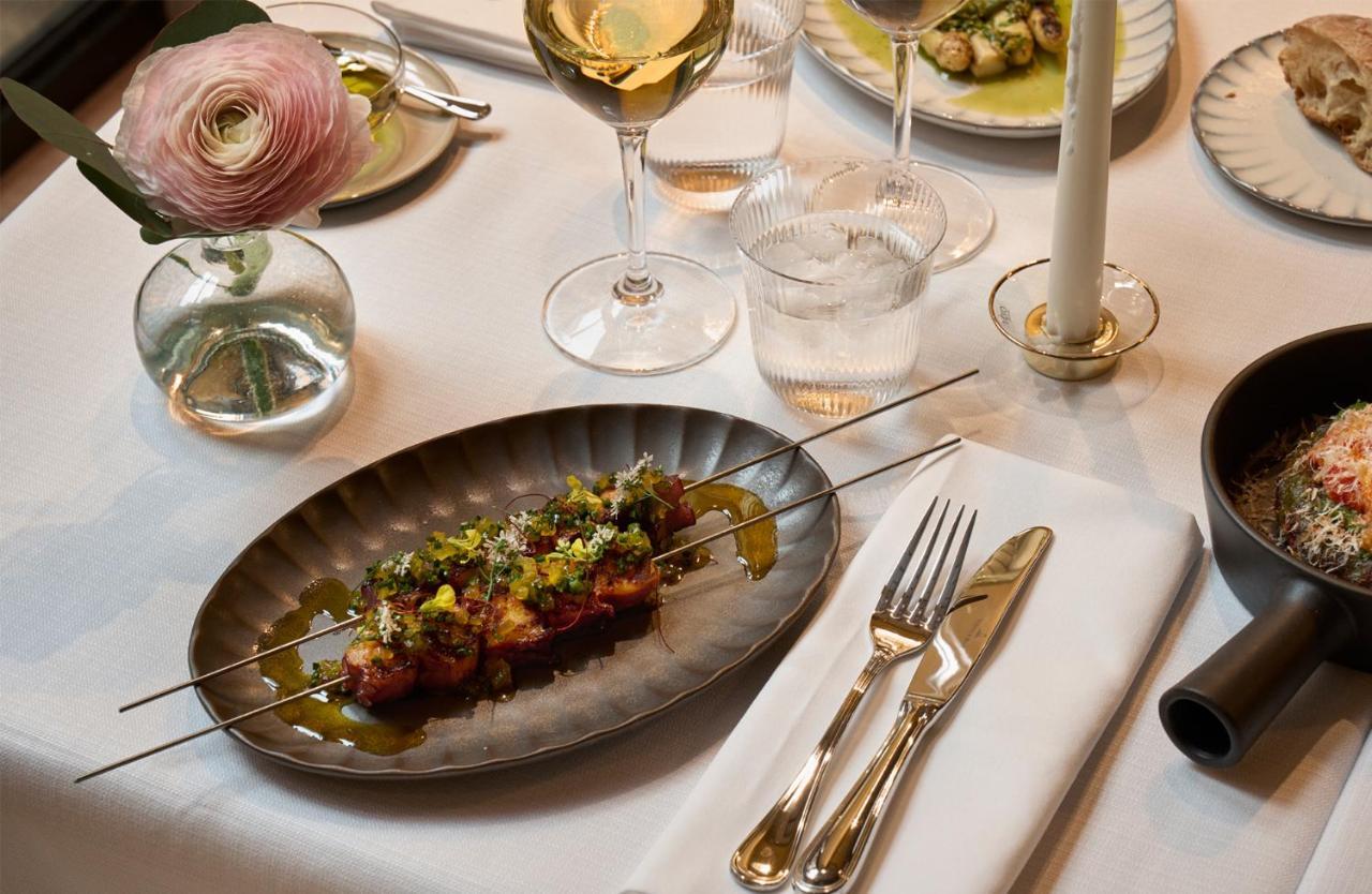 Villa Dagmar Stockholm Bagian luar foto A table setting at the restaurant