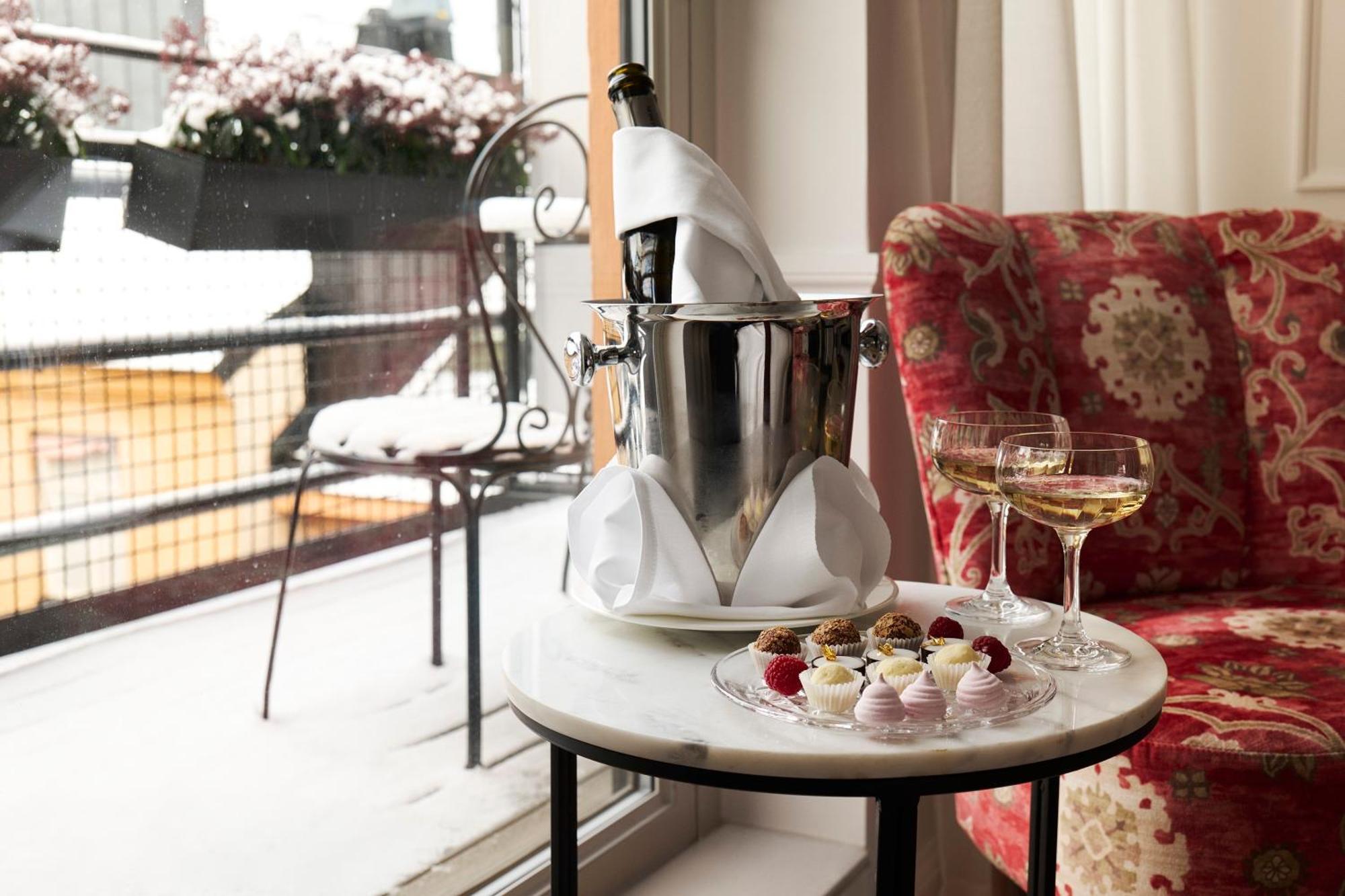 Villa Dagmar Stockholm Bagian luar foto A bottle of champagne in a cooler